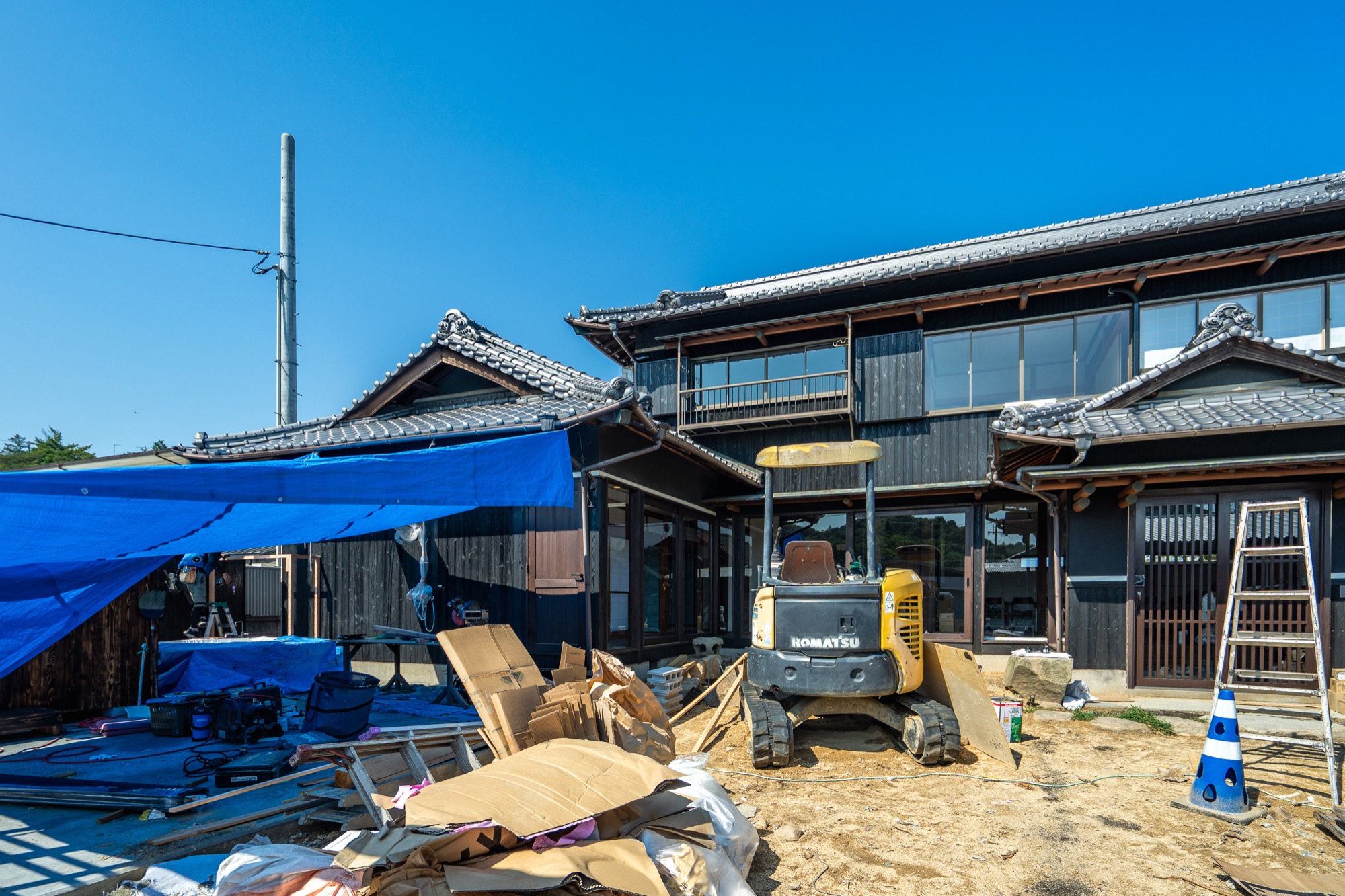 足場に包まれ、建ち上がっていく直島の古民家